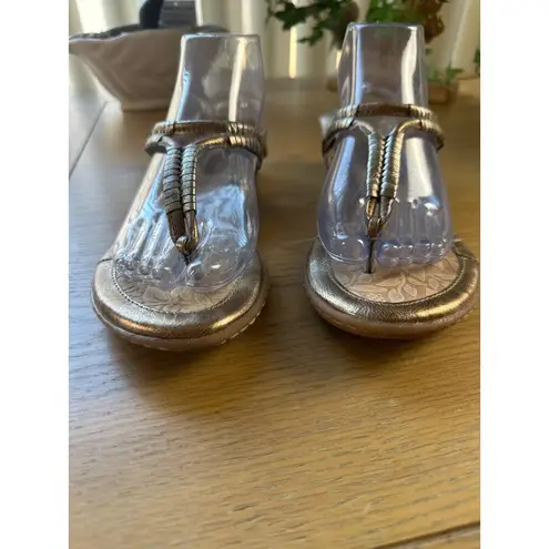 B.O.C Size 6.5 Metallic Gold Thong Casual Sandals With Buckle Closure