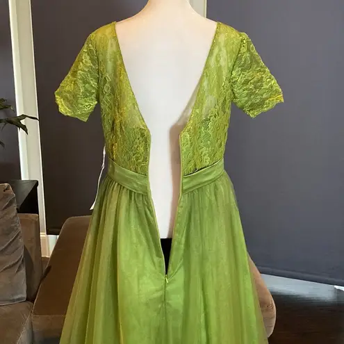 Women’s Full Length Tulle & Lace Sort Sleeve Dress with Zip Up Back Size 12 NWT Green