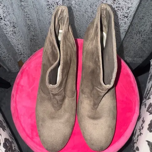 Brown Suede Ankle Booties with Relaxed Fit Tan Size 10