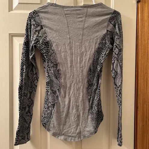 Lululemon Between The Lines Long Sleeve Size 2 Heathered Grey Desert Snake Black