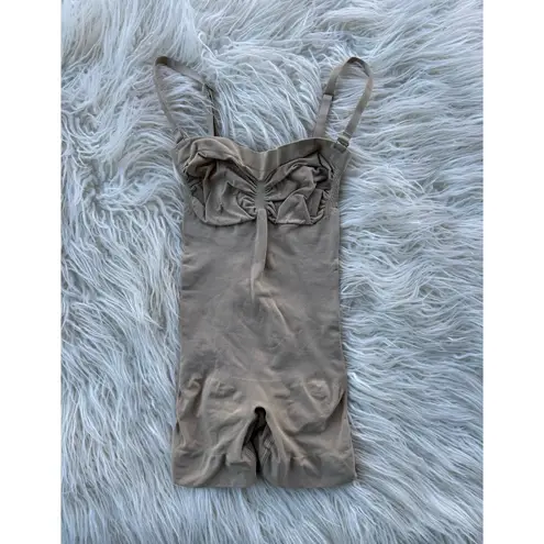 SKIMS Seamless Sculpt Strapless Shortie Bodysuit Clay
Size Small