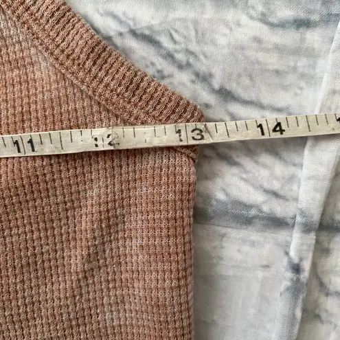 American Eagle women XS Distressed tan & white textured crop tank top