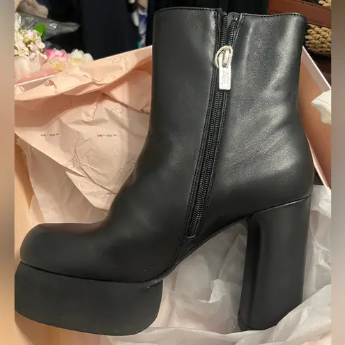 AGL White Dust Bag Black Size 9