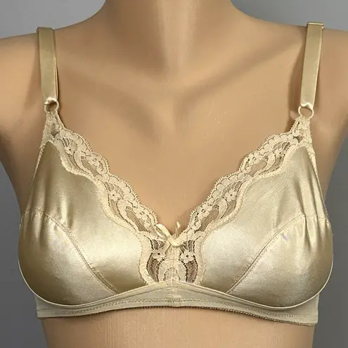 Vanity Fair Vintage NEW NOS Bra Size 32B Nylon Fiberfill Lined 72-278 Wire Free