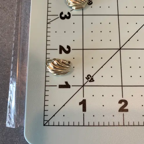 Vintage Gold Color Shell Shaped Clip