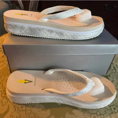 VOLATILE Untamed Flip Flops PV102 in White Metallic, Size 11, New in Box