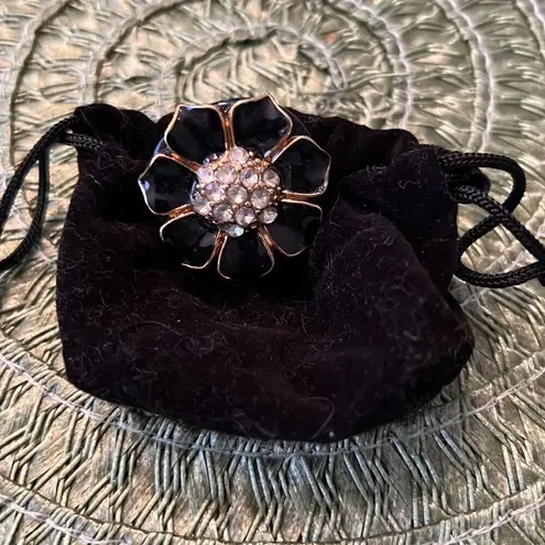 Simply stunning navy blue with gold colored trim and crystals flower ring EUC Size 6