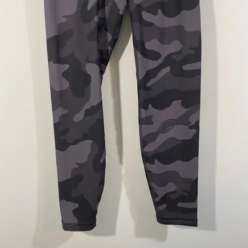 Old Navy  Women Black Camo Go-Dry 3/4 Ankle Elevate Leggings Size M NWT