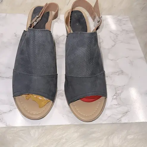 Sophia Milano size 10 leather block heel sandals