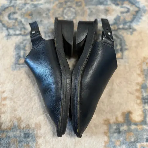 Hilos Black Leather Slip