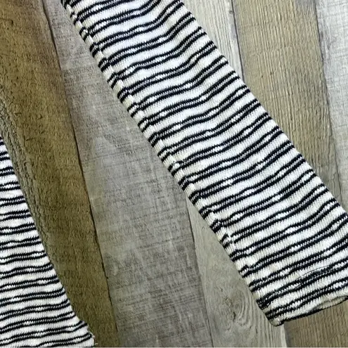 Lucy & Laurel Sz XS Black & White Striped Lightweight Knit Sweater Raw E…