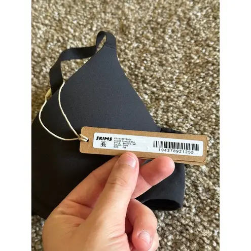 SKIMS Fits Everybody Scoop Plunge Bra Size 32B Onyx