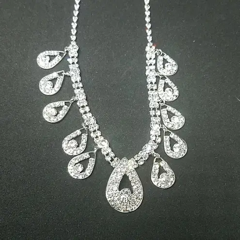 Rsvp NWT  Gorgeous Sparkling Necklace & Earring Set