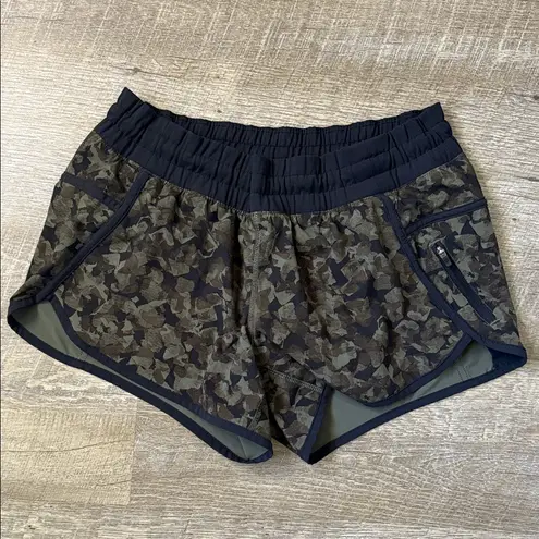 Lululemon  Tracker Shorts Mystic Jungle Green Black Camo Size 6