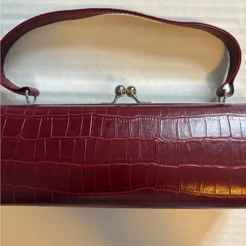 MAROON CROC EMBOSSED VEGAN LEATHER HAND BAG FUN AND FABULOUS KISS LOCK CLOSURE Red