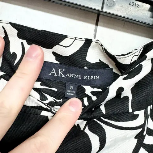 Anne Klein  Women's Size 8 Black & White Floral Print Lined Skirt cotton/spandex