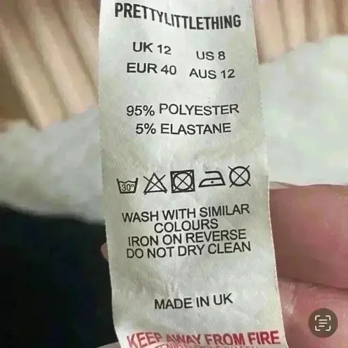 Pretty Little Thing  Long Sleeve Rib Raw V Crop Top