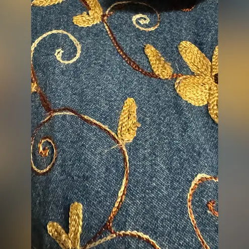 EUC Lifestyle Blue Denim Floral Embroidered Wooden Button Down Jacket size m Size M