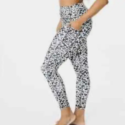 Zyia Active Snow Leopard Pocket Brilliant Hi-Rise 7/8 Leggings Women’s Size 12