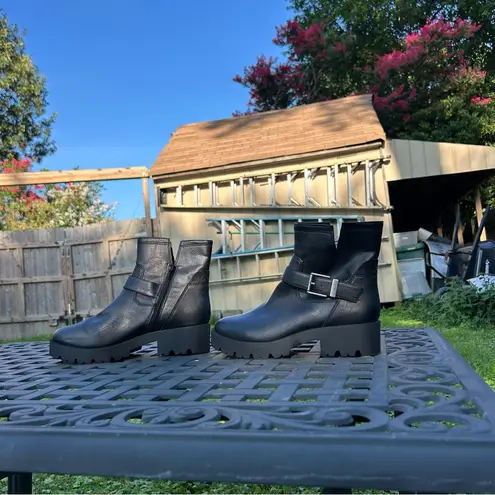 Zodiac Womens Miller Black Leather Lug Sole Ankle Booties Shoes size 9