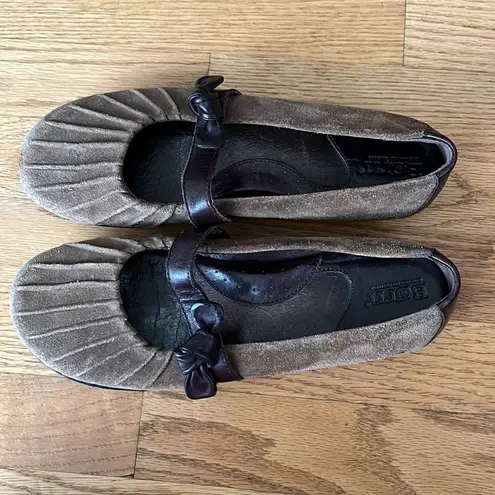 Born W11238 Ruched Brown Leather Mary Jane Strap Bow Slip