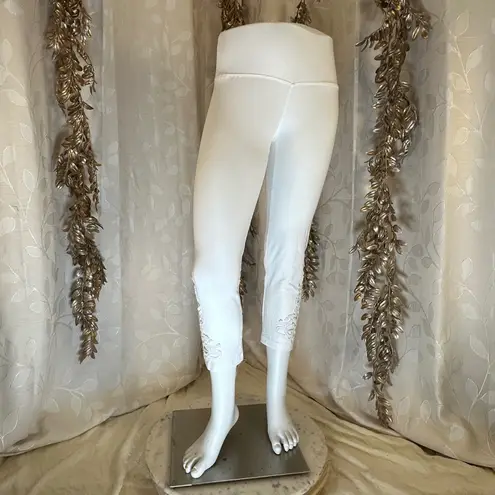 The Sweatshirt Project White Cropped crochet trim Capri Pants Women's Size Small