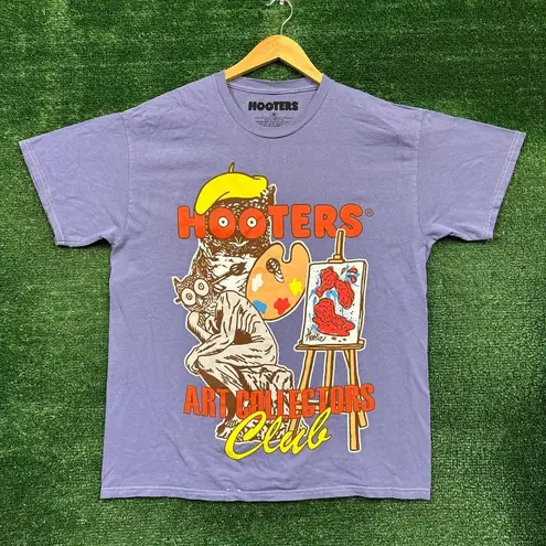 Hooters Art Collectors Club T-Shirt Size Medium