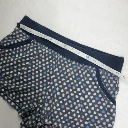 Jane & Bleecker Pajama Shorts Snowflake print Lounge Shorts size Small - Image 5