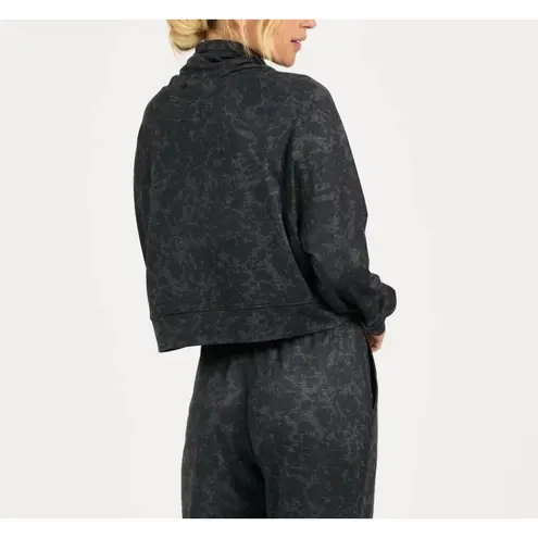 Vuori Halo Essential Funnel Neck Black Camo Pullover Stretch Crop Womens Small