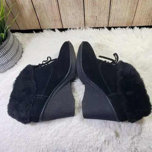 B Makowsky B. MAKOWSKY Women's Size 9m Black Solid Suede Wedges