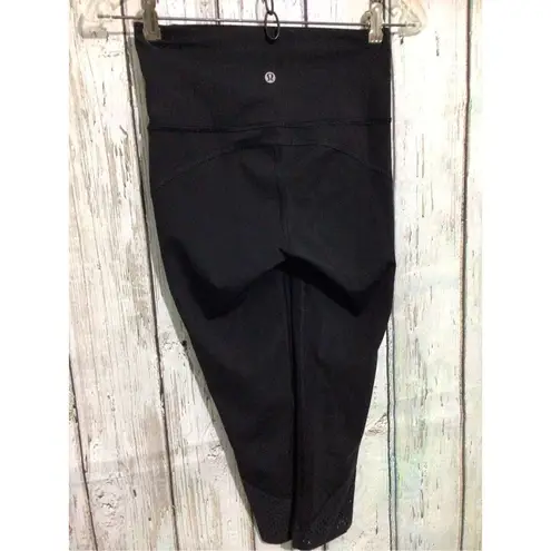 Lululemon  Athletic Capri Pant Yoga Work Out Pant Size 4 Black Mesh Accents 🌸🌺