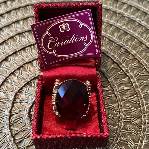 Curations beautiful large red stone ring w/flower details on an ornate band EUC