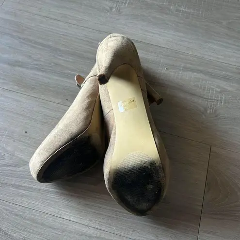 Penny Loves Kenny Unveiling Elegance: Women's Used Heel Pumps - Size 10