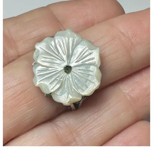 Sterling silver mother of pearl moveable vintage flower ring