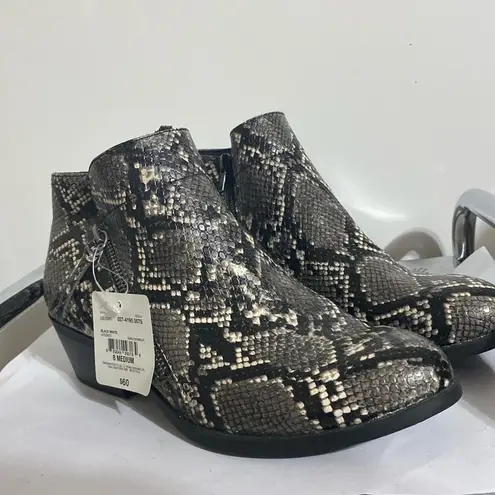 Arizona Jeans Snakeskin printed low heel zip up ankle boots 8