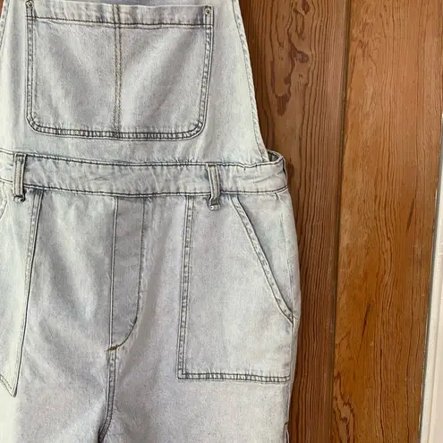 We Wore What Light Wash Denim Slit Hem Raw Edge Overalls Shorts - Size Large