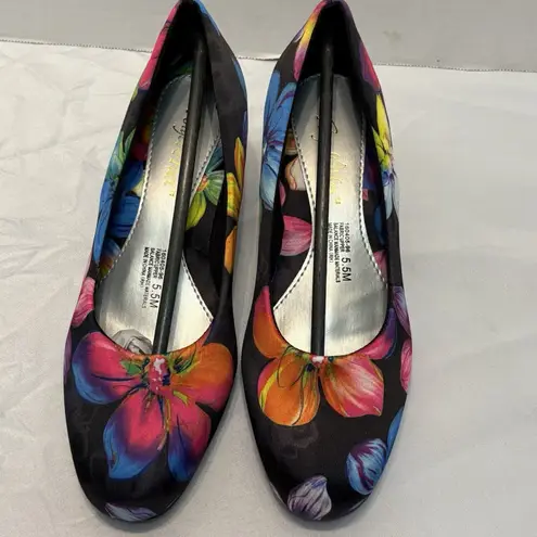 Angel Flex Black Vibrant Colors Tropical Floral Heels Closed Toe Pumps Size 5.5M