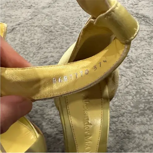 Alexander McQueen Ankle Strap Sandal in pale yellow 36.5