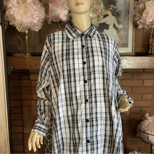 Thrill Jeans BLACK AND WHITE PLAID LONG BUTTON DOWN WITH SIDE SLITS (1X)