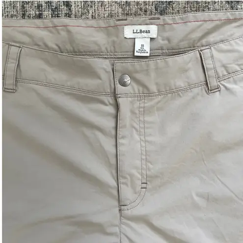 LL Bean Womens Shorts Hiking Casual Khaki Zipper Pockets Outdoor Size 18 Tan
