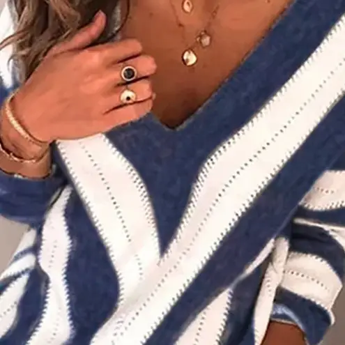 V NECK KNITTED COLORBLOCK BLUE STRIPED SWEATER Size undefined