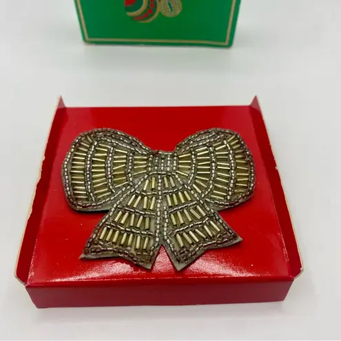 Vintage Avon “All That Glitters” Sequin Bow Tie Pin (1988) with Original Box Silver