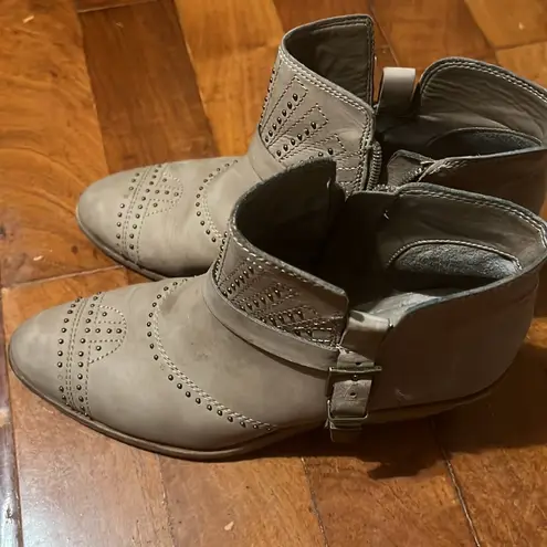 Vince Camuto  boots size 6