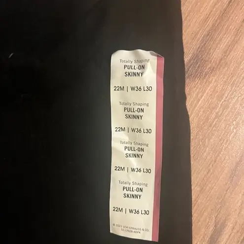 NWT Levi signature Totally Shaping Pull