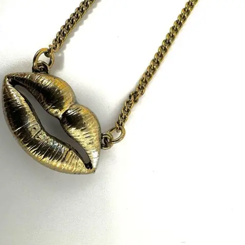 Gold tone lips pendant necklace