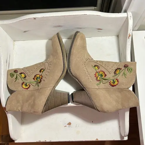 MIA  Ankle Booties MELROSE Embroidered Flowers Size 8