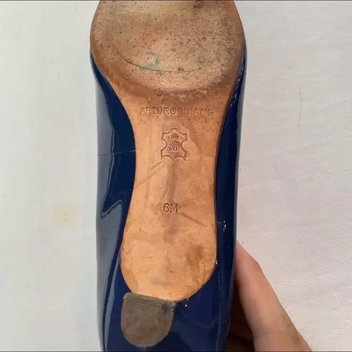 Arturo Chiang Patent Leather Round Toe Clear Accent Kitten Heel Pump in Blue 6