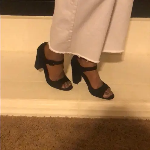 Rue 21  off white distressed cropped pants sz 10