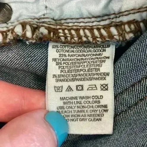 Free People ⭐️  distressed knee blue jeans in size 26