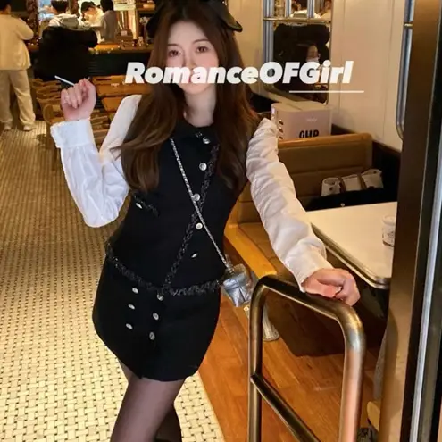 Elegant Tweed Trimmed Navy Blue Silver Button Embellished Mini Skirt Size XS